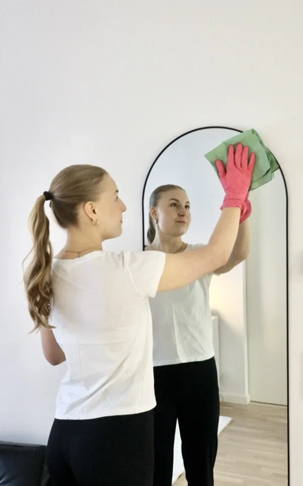 Siivooja pyyhkii peiliä